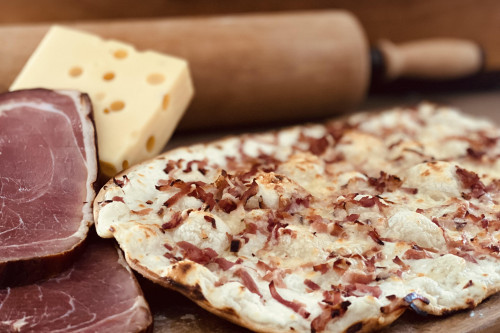 Flammenkuchen des Monats - Speck-Käse