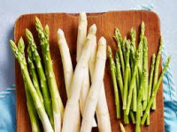 Mit Spargel, Erdbeeren und Salat in den kulinarischen Sommer