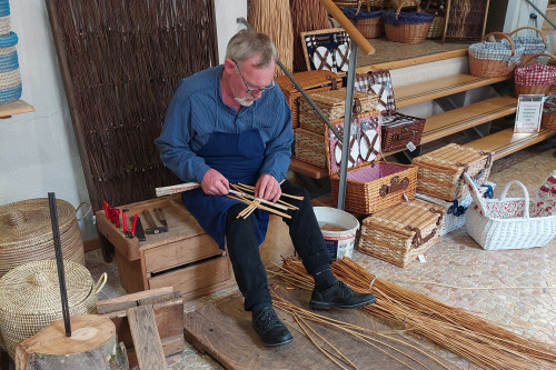 Korbmacher zeigt sein Handwerk öffentlich im Korb Welzel aus Hausach