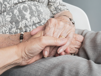 Das Leben im Alter zu Hause in der Nähe von Familie und Freunden