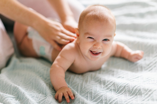 Babymassage: Berührung, die verbindet