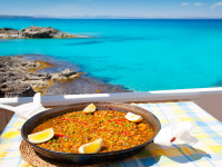 Die Kunst der Paella unter freiem Himmel