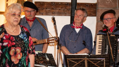 Badische Mundart, elsässische Folklore und Lachtränen im ausgebuchten Holzwurm Sasbachwalden.