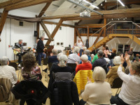 Rund 60 Gäste erlebten elsässischen Chanson, Sixties-Rock und eine druckfrische Buchpremiere beim Au