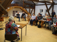 Sieben Lesungen, sieben Lieder und ein elsässischer Musiker – ein Abend für Meinungsfreiheit und Ziv