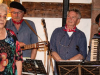 Badische Mundart, elsässische Folklore und Lachtränen im ausgebuchten Holzwurm Sasbachwalden.
